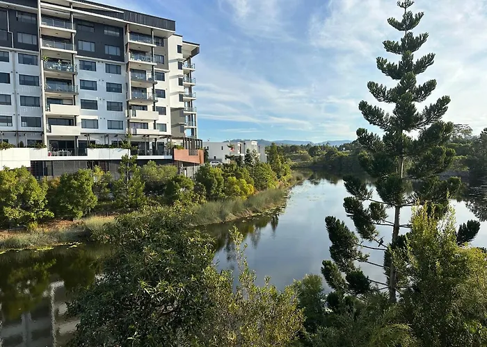 Near New 4Br Townhouse Next To Shopping Mall