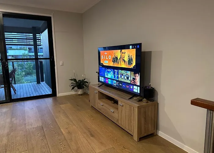 Near New 4Br Townhouse Next To Shopping Mall